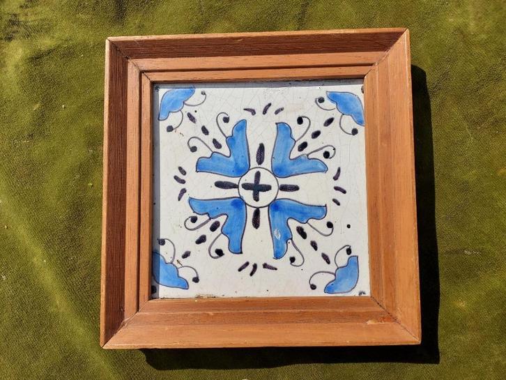 Antieke blauwe klokjes tegel in eiken lijst., Antiek en Kunst, Antiek | Wandborden en Tegels, Verzenden