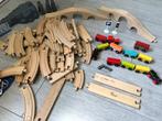 Houten treinbaan met treintjes en bruggen, Kinderen en Baby's, Speelgoed | Houten speelgoed, Overige typen, Zo goed als nieuw