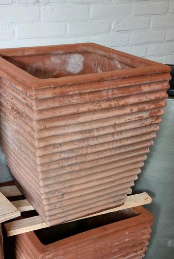 2 zware, grote terraspotten                 old terracotta  beschikbaar voor biedingen