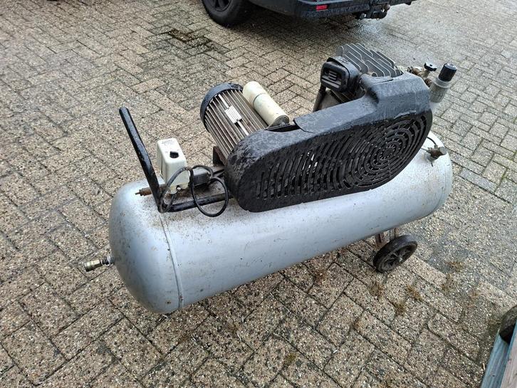 compressor fremarkt hogere capiciteit en grote tank, Doe-het-zelf en Verbouw, Compressors, Gebruikt, 100 liter of meer, 200 tot 400 liter/min
