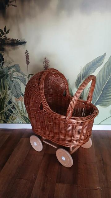 Rieten poppenwagen beschikbaar voor biedingen