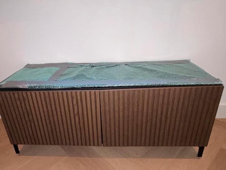 Ikea Besta TV Meubel 120cm Eikenzwart met Glasplaat, Huis en Inrichting, Kasten | Televisiemeubels, Gebruikt, Minder dan 100 cm