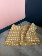 Geel vloerkleed met wit kruisjes patroon, 100 tot 150 cm, Zo goed als nieuw, Rechthoekig, 50 tot 100 cm