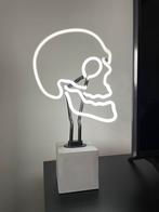 Neon skull light with concrete base, Antiek en Kunst, Ophalen