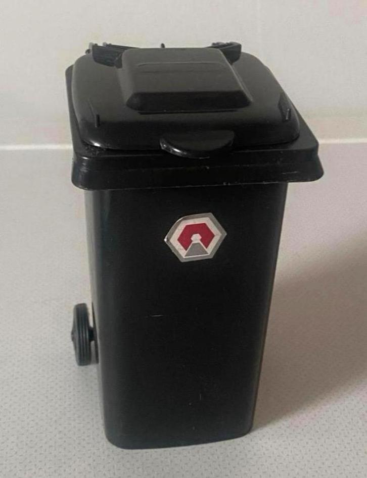 Grijze mini afvalcontainer met kl.logo op wieltjes.H.11,5 cm, Verzamelen, Overige Verzamelen, Zo goed als nieuw, Ophalen of Verzenden