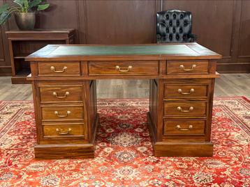 Klassiek Engels bureau #500 beschikbaar voor biedingen