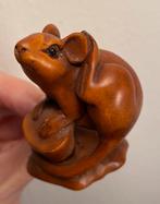 Netsuke, buxushout. Muis/rat die aan z’n oor krabt., Antiek en Kunst, Kunst | Beelden en Houtsnijwerken, Ophalen