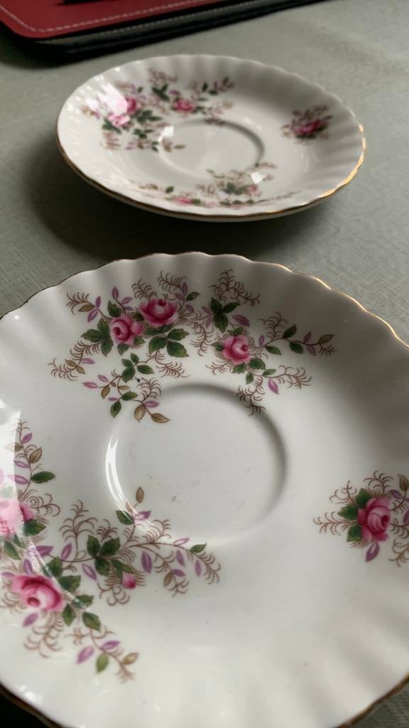 Twee schoteltjes Royal Albert Lavender Rose, Huis en Inrichting, Keuken | Servies, Ophalen of Verzenden, Zo goed als nieuw, Overige stijlen