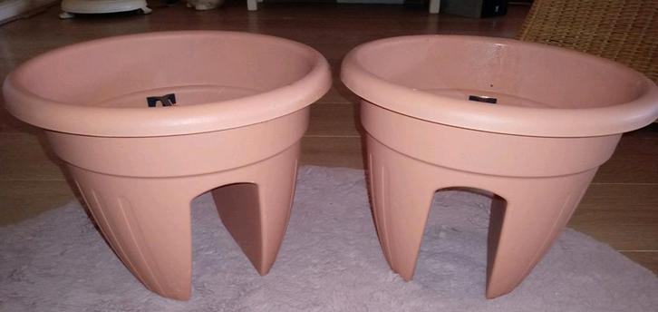 2 kunststof bloempotten Terra Cotta kleur 2 stuks voor €15, Tuin en Terras, Bloempotten, Zo goed als nieuw, Kunststof, Balkon