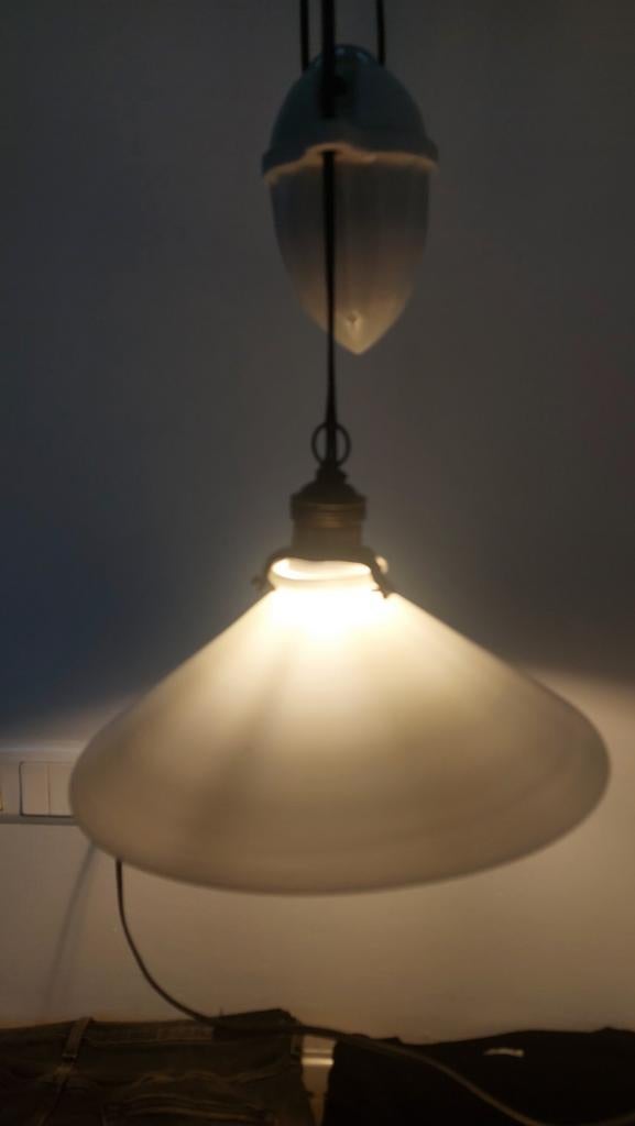 Oude pendellamp met melkglas en porceleinen contra gewicht, Ophalen of Verzenden, Zo goed als nieuw, Minder dan 50 cm, Art deco franse hanglamp pendellamp