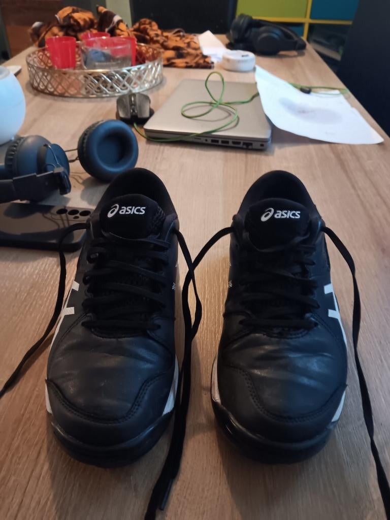De hockey schoenen zijn voor jongens, Ophalen, Gedragen, Asics, Sportschoenen