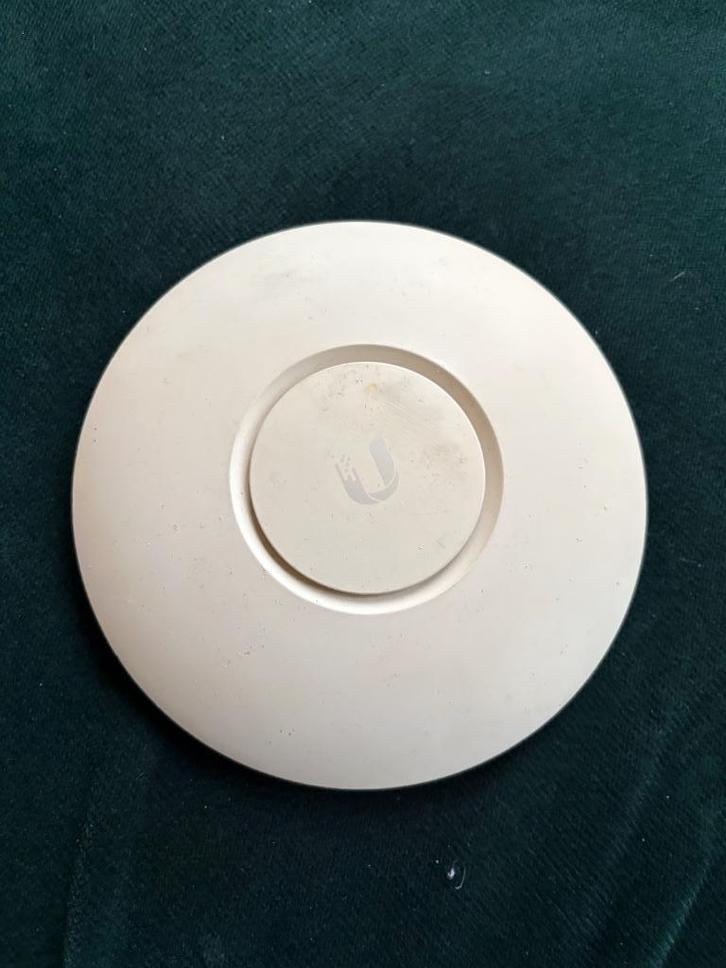 Unifi UAP‑AC‑LITE – compact dual-band access point, Computers en Software, Accesspoints, Gebruikt, Ophalen of Verzenden