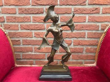 danseres in bijzondere kledij, brons en marmer beschikbaar voor biedingen