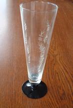 Gave antieke glas vaas met geetste ranken zwarte voet nr 1, Ophalen of Verzenden