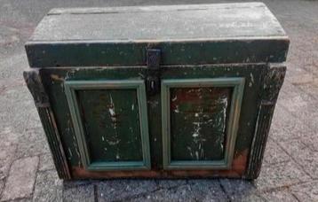Antieke oude houten schatkist kist beschikbaar voor biedingen