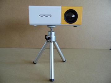 Vier Mini LED Projectors/Beamers Met Vele Toebehoren. beschikbaar voor biedingen