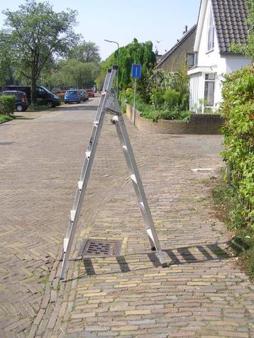 Uitzettrap en ladder in een. Uitgezet 163 cm. ladder 285 cm 