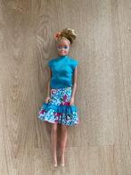 Barbie, blauw shirtje en bloemenrok, jaren 80/90, Ophalen of Verzenden, Gebruikt, Barbie
