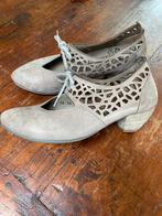THINK schoenen nieuw  36 met klein hakje lichtgrijs, Kleding | Dames, Schoenen, Ophalen of Verzenden, Zo goed als nieuw, Grijs