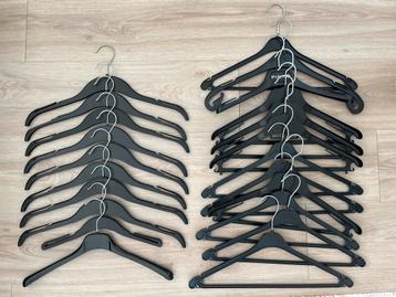 Zwarte Kledinghangers - 22 Stuks beschikbaar voor biedingen