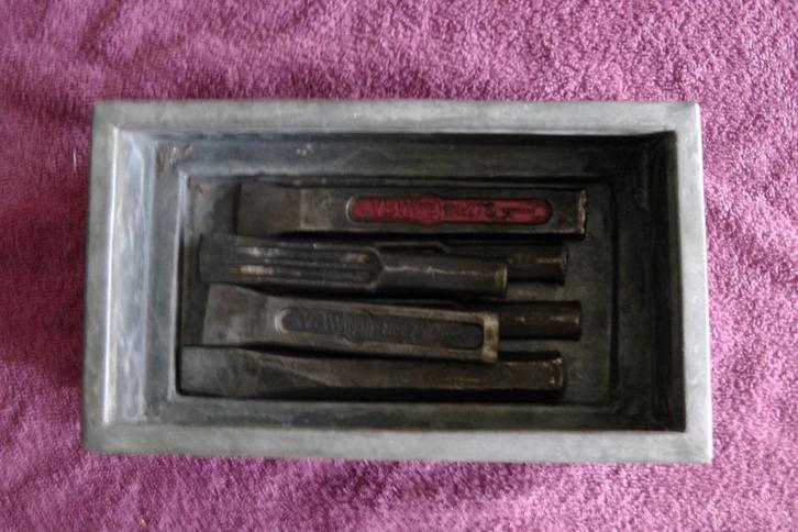 Loden bakje met 6 (hak) beitels, Antiek en Kunst, Antiek | Gereedschap en Instrumenten, Ophalen of Verzenden