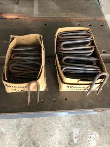 Krammen gesmede uitvoering, smeedijzer beschikbaar voor biedingen