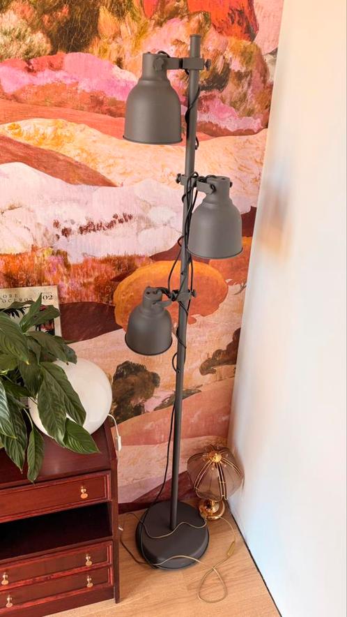 IKEA HEKTAR vloerlamp – 3 verstelbare spots, Huis en Inrichting, Lampen | Vloerlampen, Zo goed als nieuw, 150 tot 200 cm, Ophalen