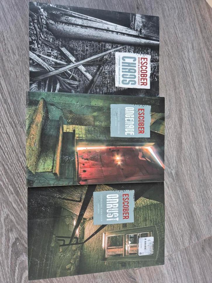 Escober, Onrust - Ongenade & Chaos, Boeken, Thrillers, Zo goed als nieuw, Nederland, Ophalen of Verzenden