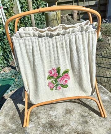 Vintage rotan hand geborduurd inklapbaar naaimand standaard beschikbaar voor biedingen