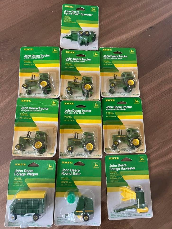 Verzameling John Deere tractors en werktuigen Ertl 1/64, Hobby en Vrije tijd, Modelauto's | Overige schalen, Nieuw, Tractor of Landbouw