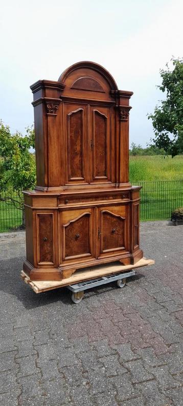 Buffetkast uit 2 delen  beschikbaar voor biedingen