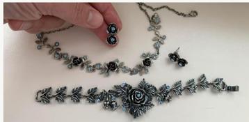 Vintage sierraden set met rozen beschikbaar voor biedingen