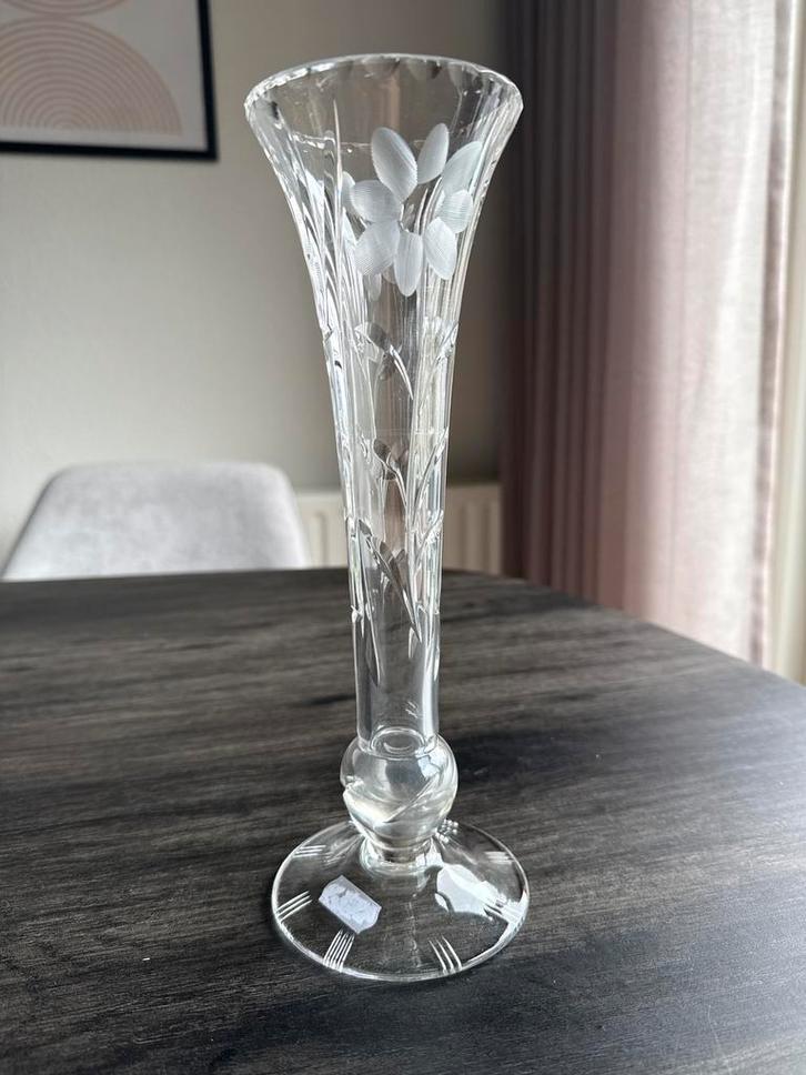 Loodkristallen vaas met geëtst bloemmotief, Antiek en Kunst, Antiek | Glas en Kristal, Ophalen of Verzenden