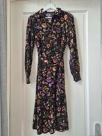 Te koop: ZGAN, zwarte gebloemde jurk, merk Pieces, maat M, Maat 38/40 (M), Zwart, Ophalen of Verzenden, Zo goed als nieuw