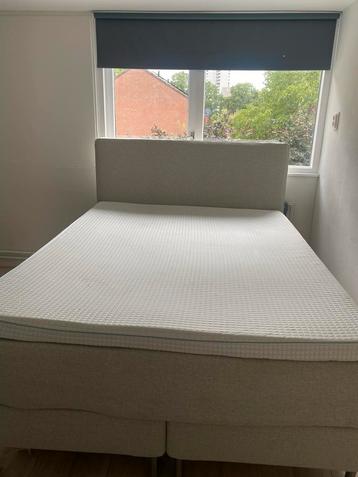 2-persoons boxspring met topper beschikbaar voor biedingen