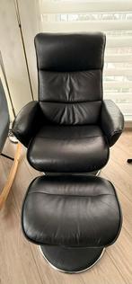 Fijne zwarte leren Fauteuil met bijpassende hocker, Ophalen, Minder dan 75 cm, Leer, Zo goed als nieuw
