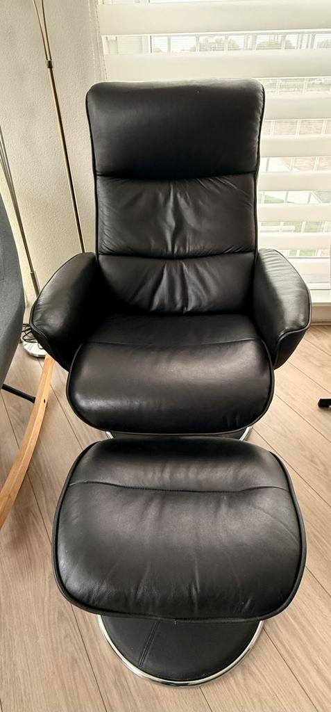 Fijne zwarte leren Fauteuil met bijpassende hocker, Huis en Inrichting, Fauteuils, Zo goed als nieuw, Leer, 50 tot 75 cm, Minder dan 75 cm