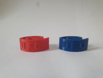 Disc-clips rood of blauw. Met UFO er op beschikbaar voor biedingen