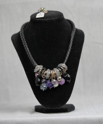 Zwarte ketting m. paarse en zilver/parelmoer kleurige kralen beschikbaar voor biedingen