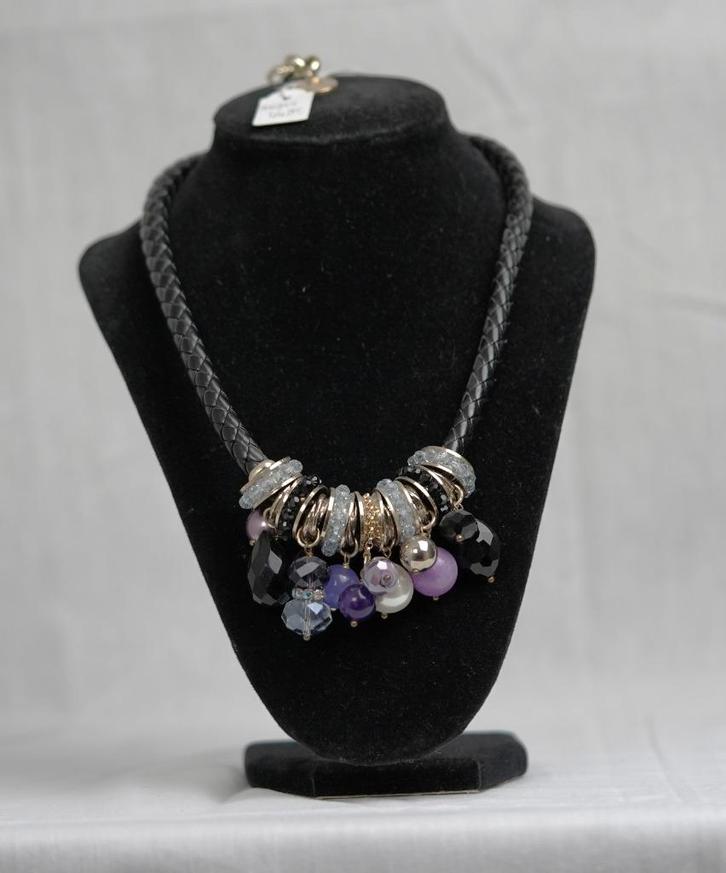 Zwarte ketting m. paarse en zilver/parelmoer kleurige kralen, Sieraden, Tassen en Uiterlijk, Kettingen, Nieuw, Overige materialen