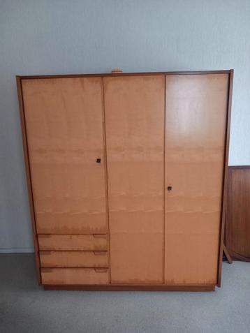 Vintage kledingkast  beschikbaar voor biedingen
