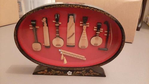 Chinees ? vitrinekastje met miniatuur muziekinstrumenten, Antiek en Kunst, Curiosa en Brocante, Ophalen of Verzenden