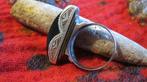 kunstzinnige Zilveren Toeareg ring, maat 17, met onyx steen, Verzenden, Nieuw, 17 tot 18, Dame of Heer