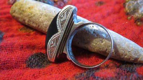 kunstzinnige Zilveren Toeareg ring, maat 17, met onyx steen, Sieraden, Tassen en Uiterlijk, Ringen, Nieuw, Dame of Heer, 17 tot 18