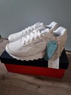 Witte Reebok schoenen, maat 35, Nieuw, Kleding | Dames, Ophalen of Verzenden, Nieuw, Wit, Sneakers of Gympen