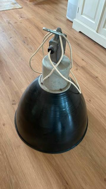 Industriële hanglamp beschikbaar voor biedingen