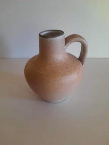 kruikvaasje van aardewerk in bruin/beige tinten beschikbaar voor biedingen