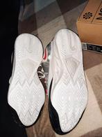 Nike kyrie 8 Blanc Rouge Université maat 45, Sport en Fitness, Basketbal, Ophalen, Zo goed als nieuw, Schoenen