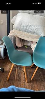 2 stoelen turquoise  met houten poten, Ophalen, Zo goed als nieuw, Blauw, Twee