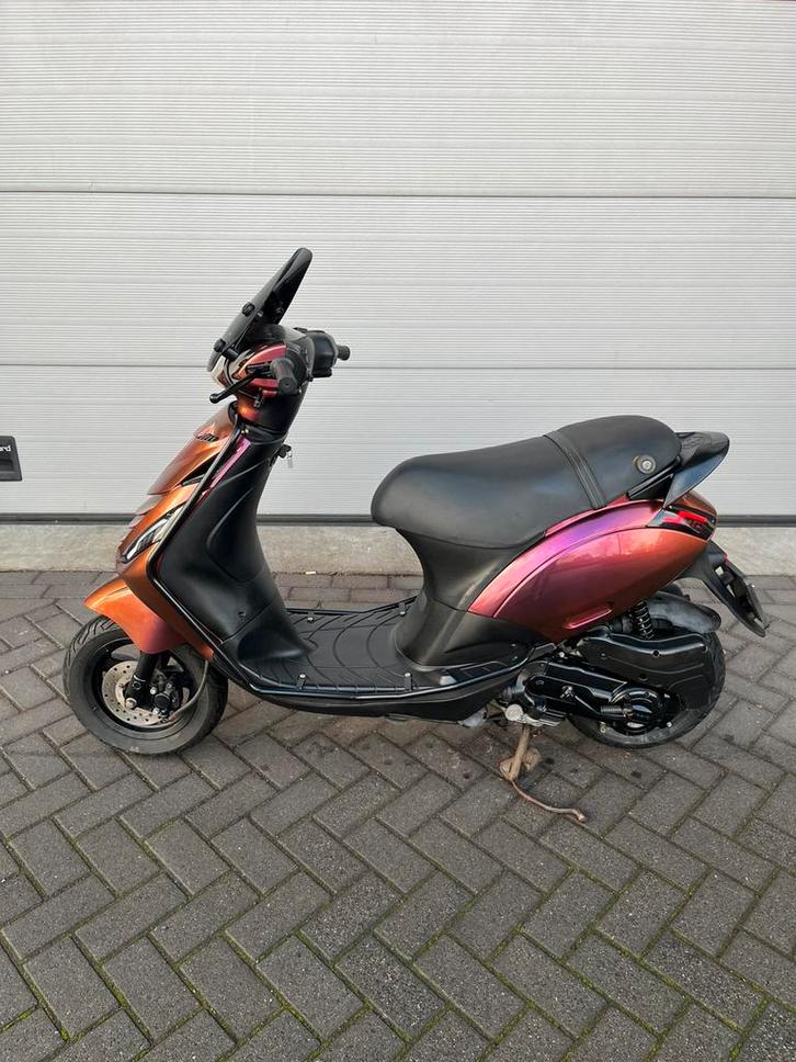 Piaggio zip 4 takt 50cc 2v Purple Alpha led Full option, Motoren, Tuning en Styling, Ophalen of Verzenden